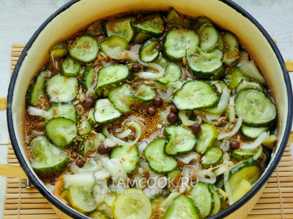 Залили огурцы маринадом