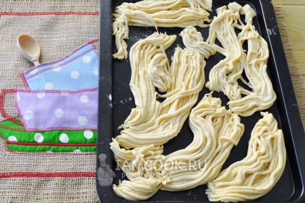 Пропустить тесто через мясорубку