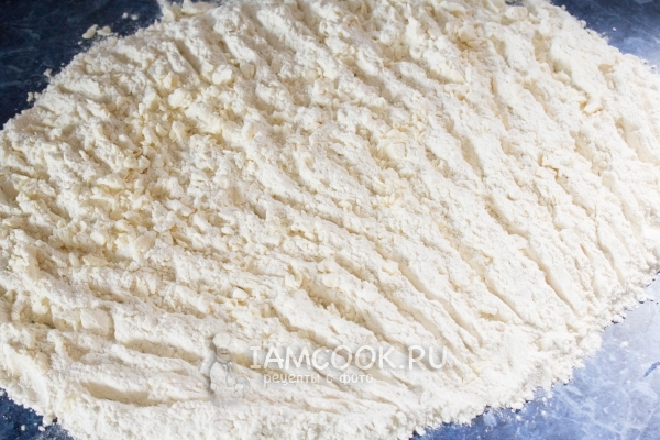 Порубить муку с маслом в крошку