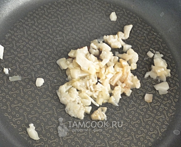 Положить на сковороду сало