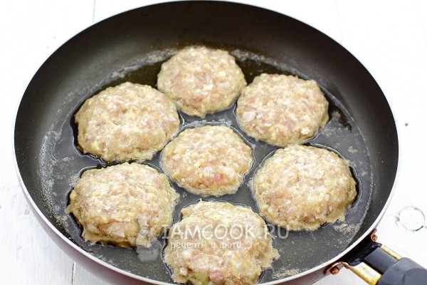 Пожарить котлеты