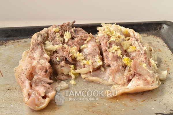 Натереть рульку специями и чесноком