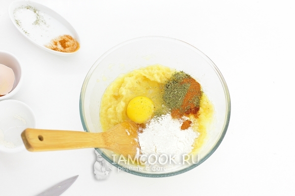 Добавить яйцо, специи и муку