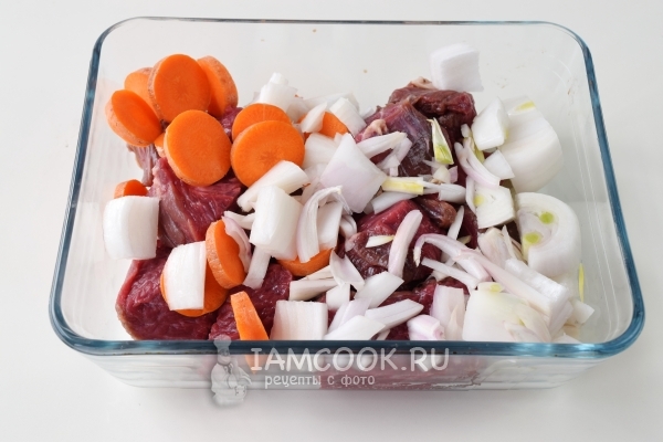 Добавить луки морковь