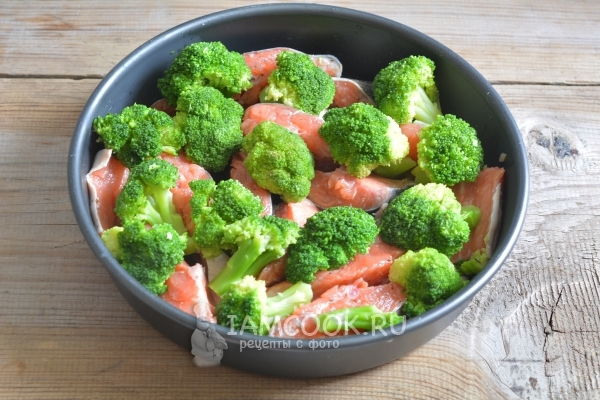 Выложить на рыбу брокколи