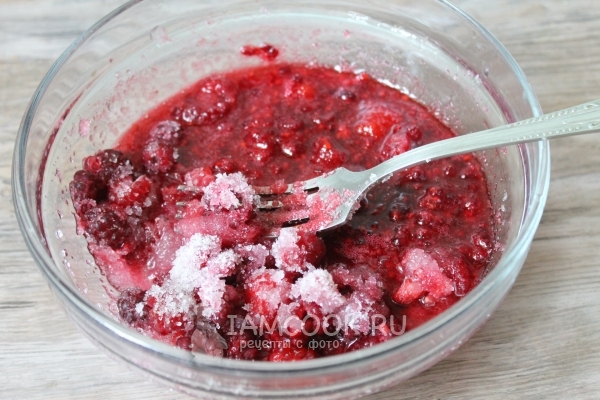 Размять малину с сахаром вилкой