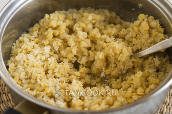 Размять вилкой чечевицу