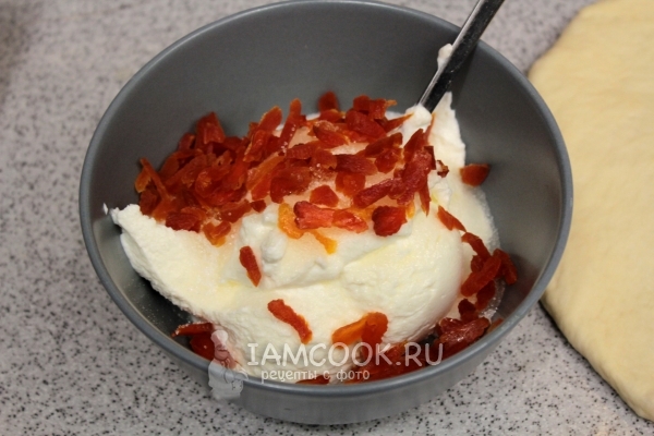 Смешать творог, сахар, курагу, крахмал и белок