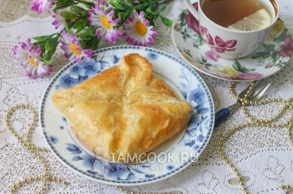 Фото хачапури с сыром (из слоеного теста)