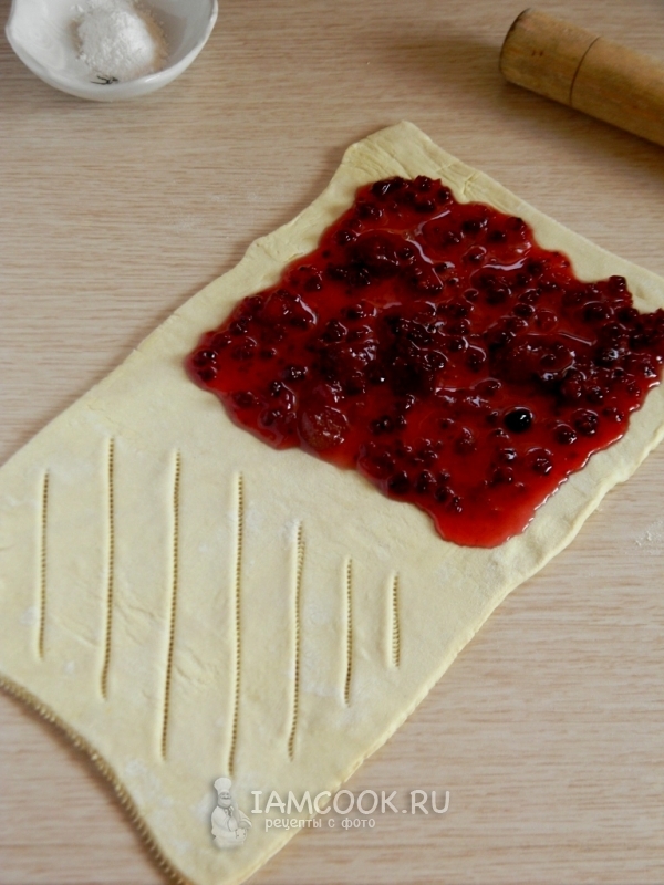 Положить на тесто варенье