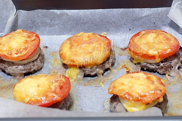 Запекать бифштексы под шапочкой