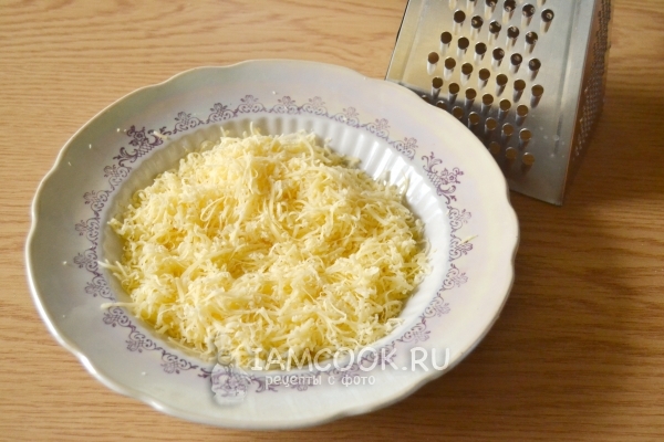 Натереть на терке сыр