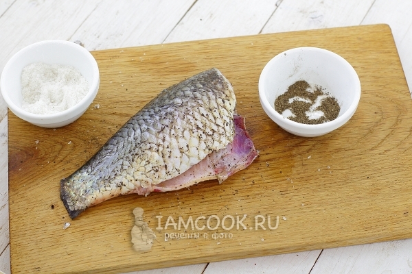Натереть рыбу солью и перцем