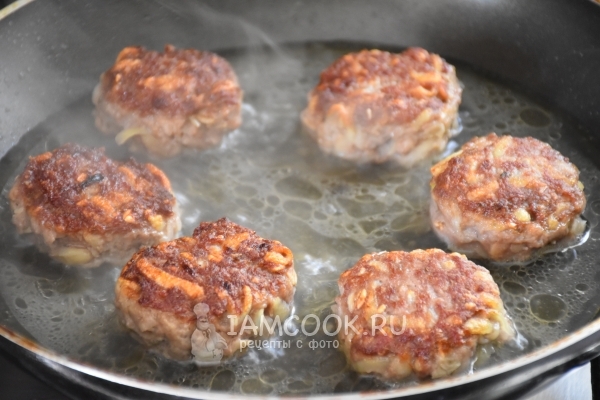 Влить воду и потушить котлеты