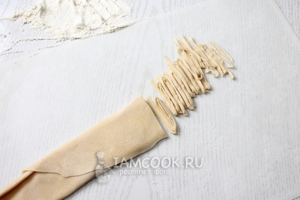 Нарезать тесто на полосочки