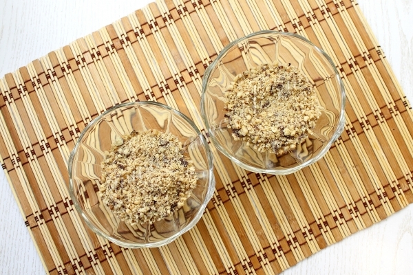 Выложить печенье с орехами в креманки