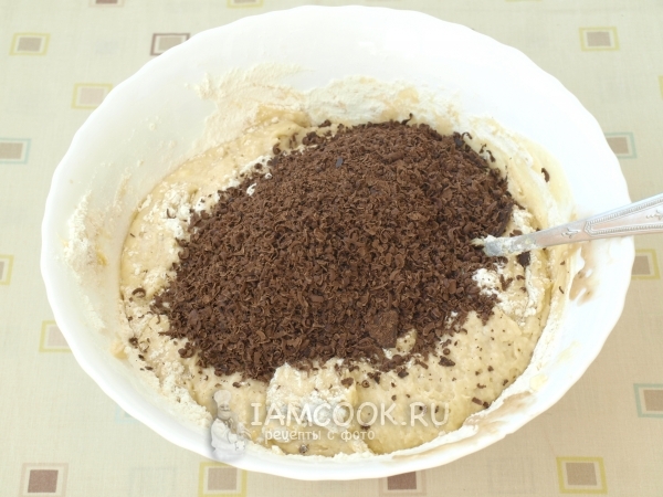 Положить в тесто шоколад