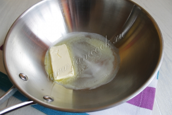 Сливочное масло в сковороде