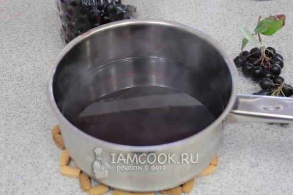 Нагреть компот с сахаром