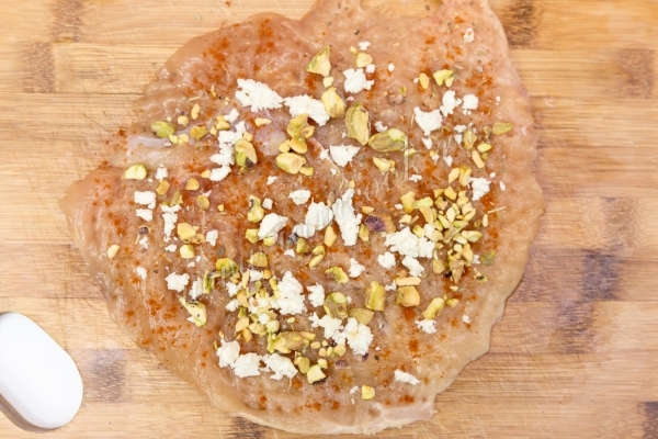 добавить фету, орехи и приправы