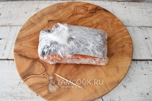 Завернуть рыбу в пленку