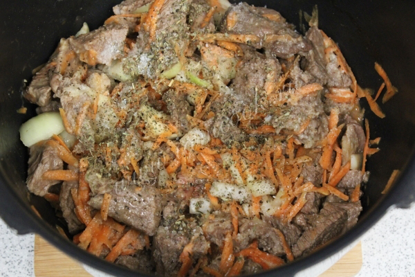 Обжарить мясо и добавить овощи