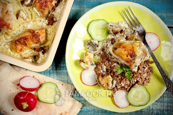 Фото курицы с шампиньонами и чесноком в сметане