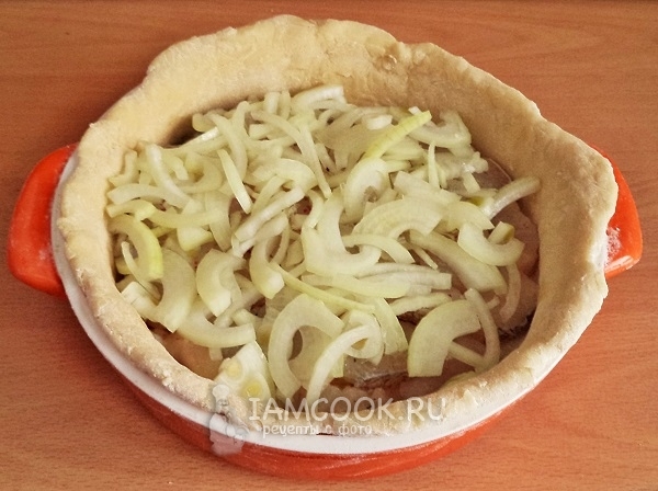 Положить слой лука