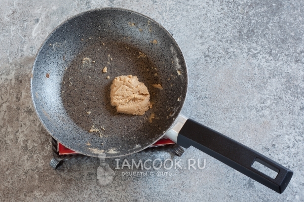 Обжарить муку