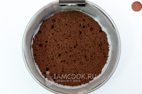 Выложить бисквитный корж в форму