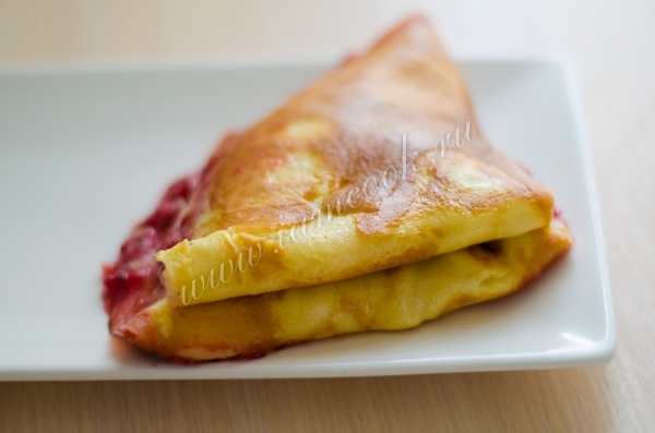 Сладкий омлет со смородиной