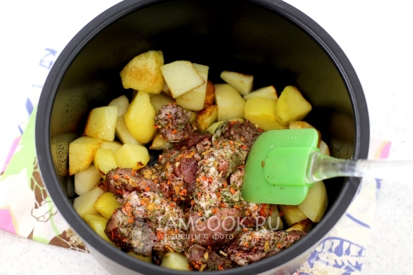 Положить мясо к картошке