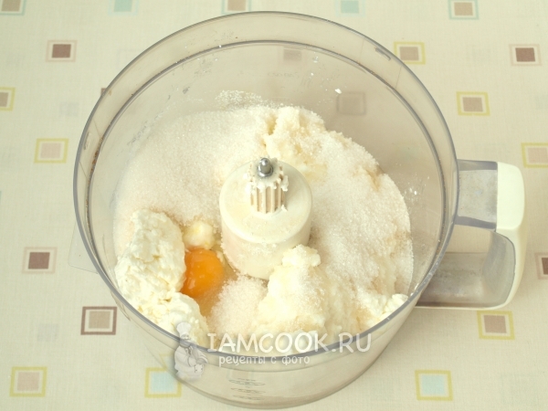 Соединить творог, сахар и яйца