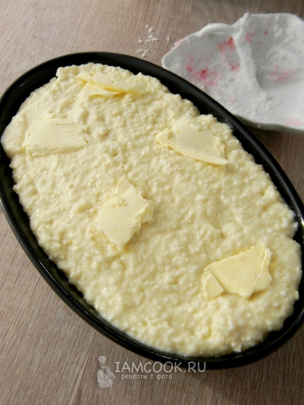 Выложить всю творожную массу и сливочное масло