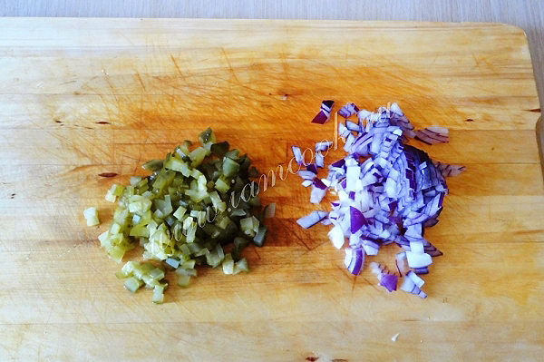 Лук и соленый огурец