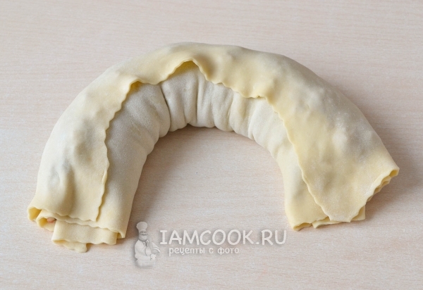 Свернуть тесто с фаршем в рулет