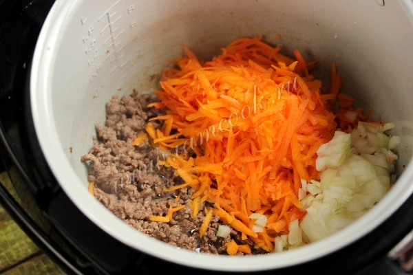 Овощи с фаршем в мультиварке