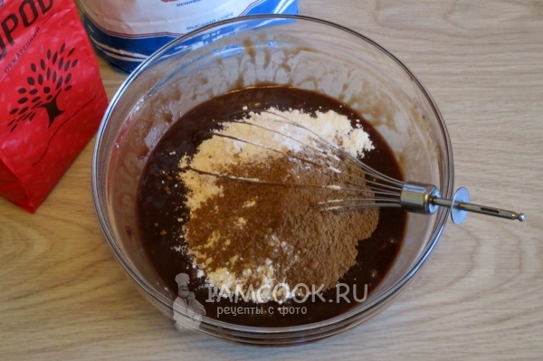 Всыпать муку и какао