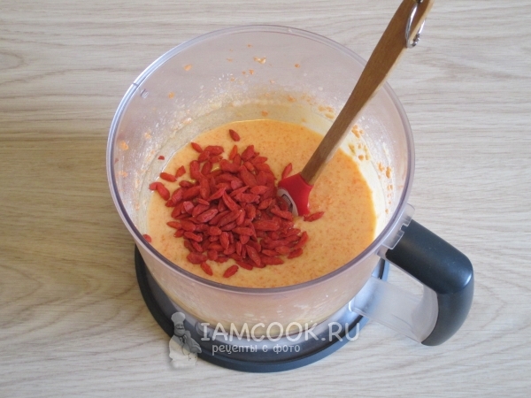 Всыпать сухофрукты