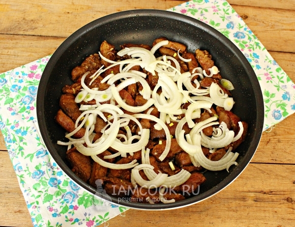 Обжарить печень с луком