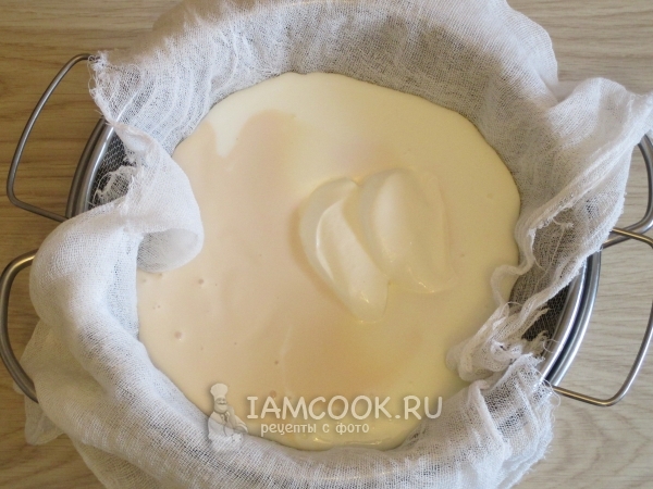 Смешать кефир, ряженку и сметану