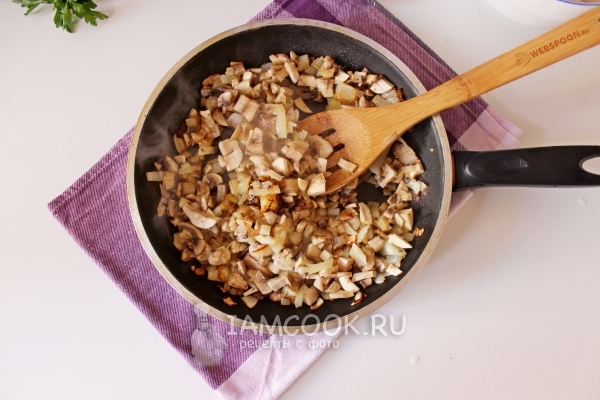 Поджарить лук с грибами