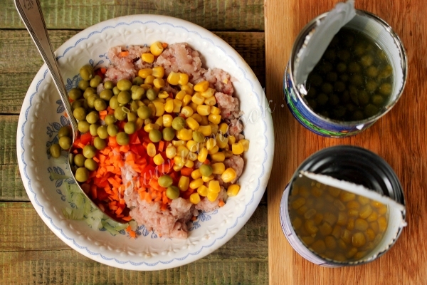 Добавить горошек и кукурузу