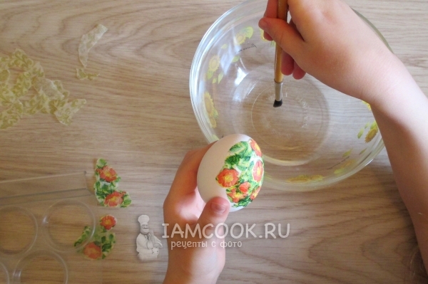 Наклеить салфетку на яйцо