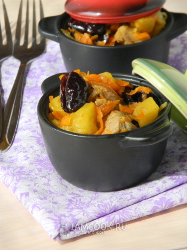 Фото тушеного мяса с черносливом и яблоками