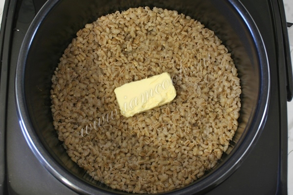 Добавить в чашу мультиварки сливочное масло