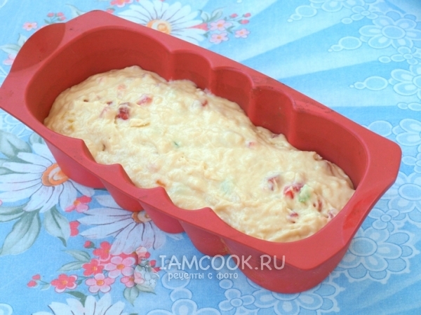 Тесто с цукатами в форме