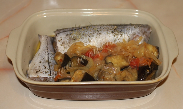 Пикша с овощами в форме для запекания, фото