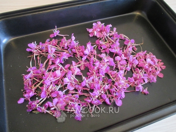 Положить цветы на противень