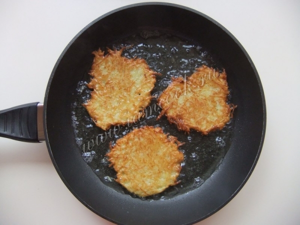 Драники по-немецки на сковороде